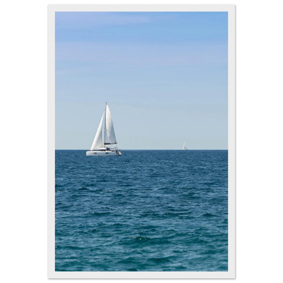 Sailing Boat – Segelboot am Horizont als Fotodruck im Holzrahmen