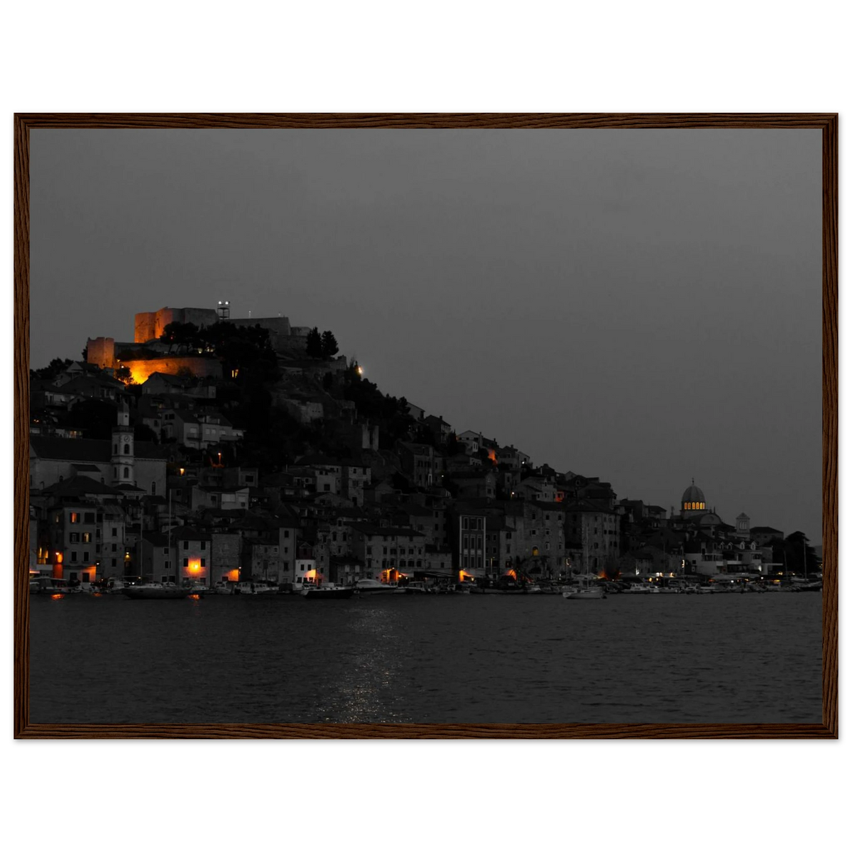 Spotlights – Abendpanorama von Šibenik, Kroatien als Fotodruck im Holzrahmen