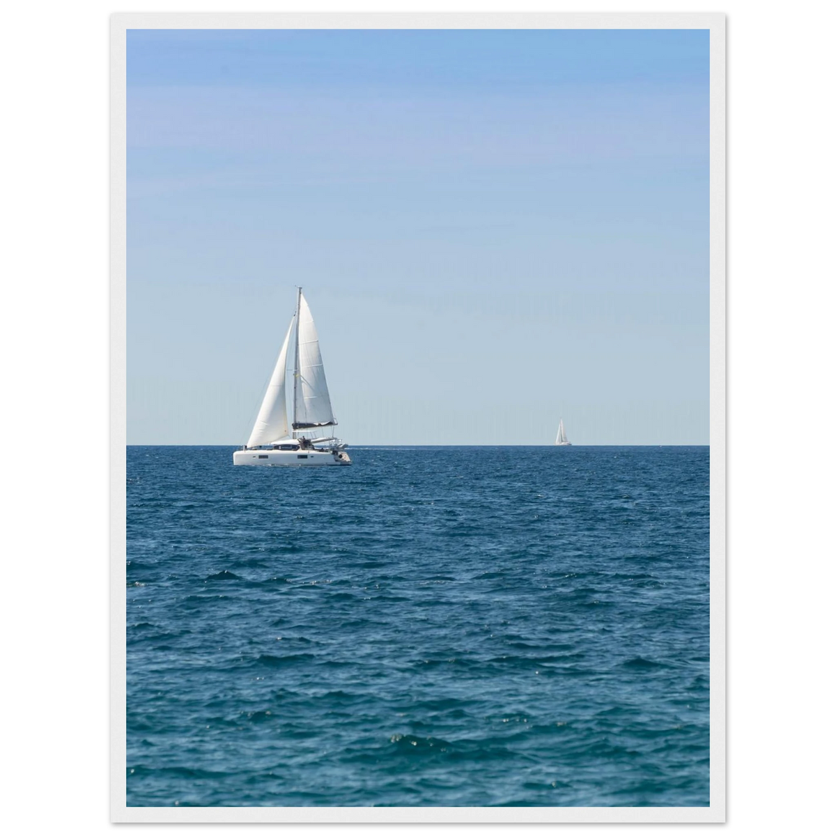 Sailing Boat – Segelboot am Horizont als Fotodruck im Holzrahmen