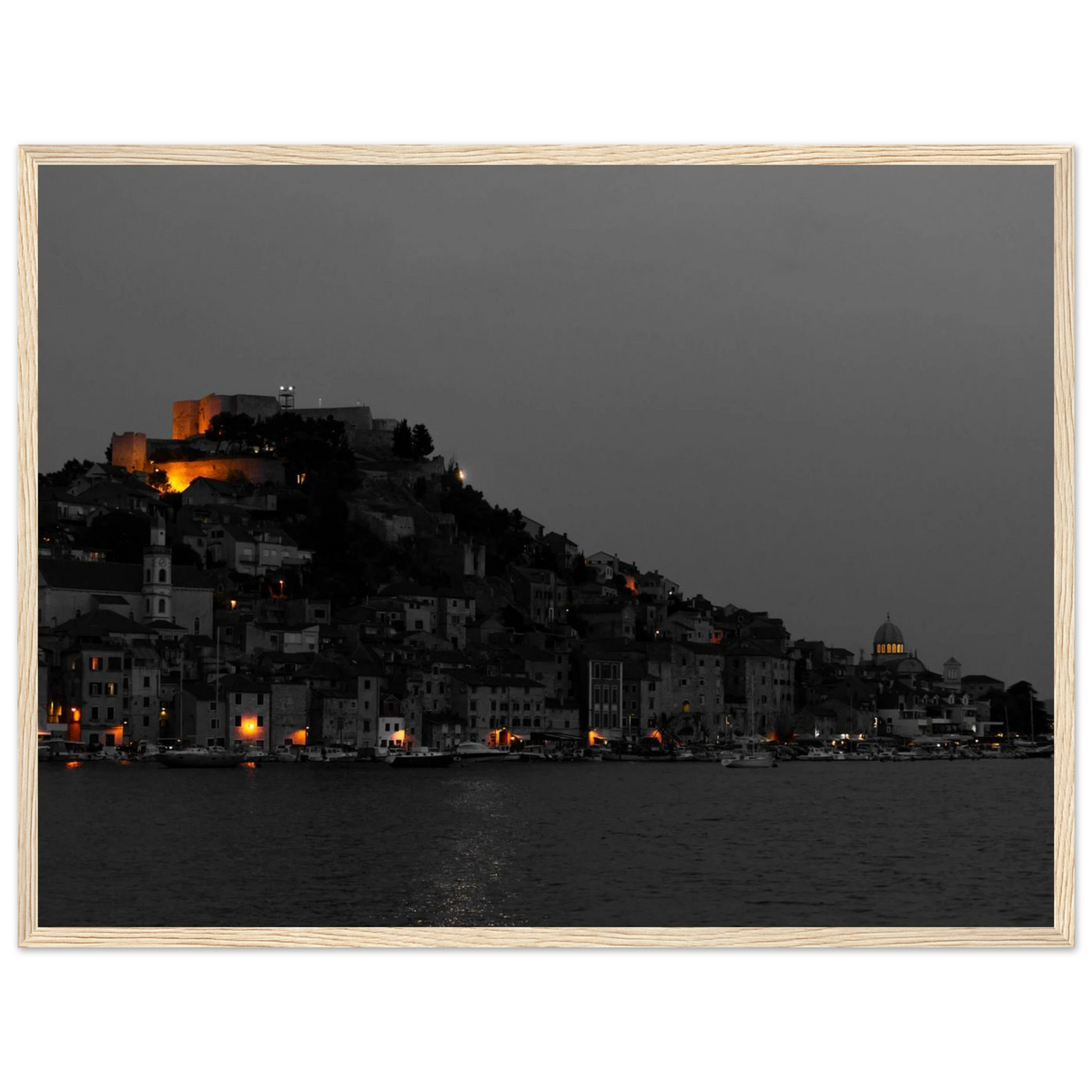 Spotlights – Abendpanorama von Šibenik, Kroatien als Fotodruck im Holzrahmen