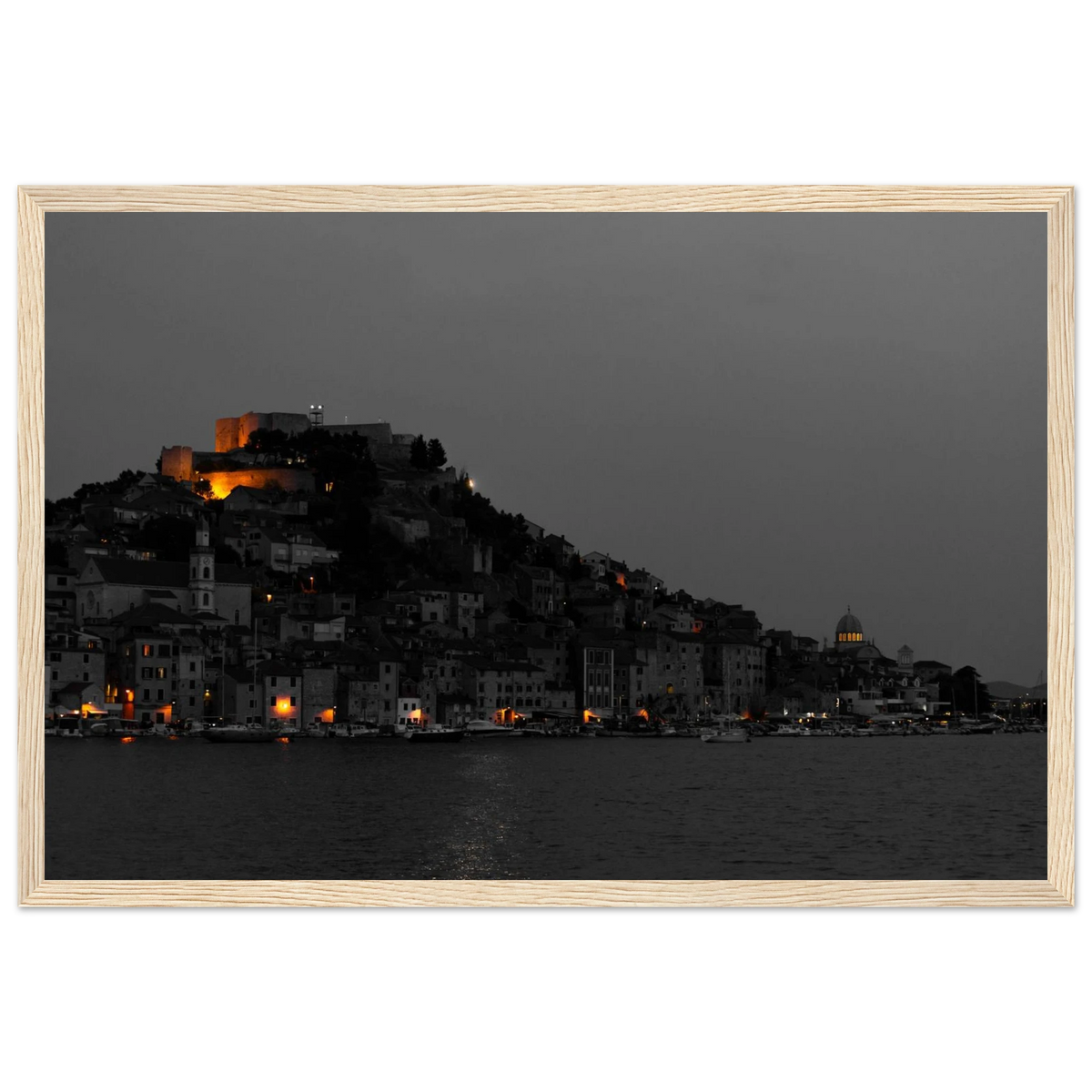 Spotlights – Abendpanorama von Šibenik, Kroatien als Fotodruck im Holzrahmen