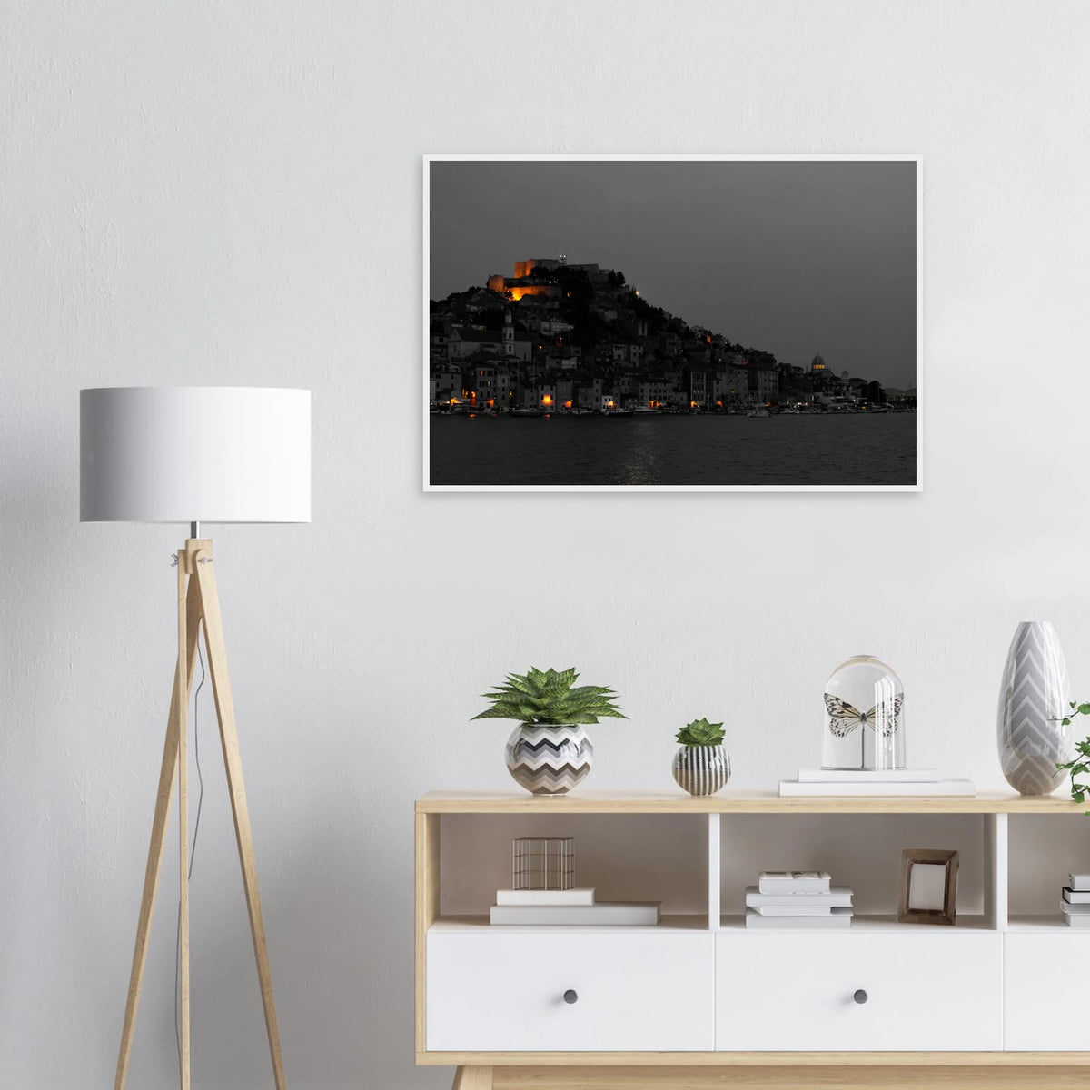 Spotlights – Abendpanorama von Šibenik, Kroatien als Fotodruck im Holzrahmen
