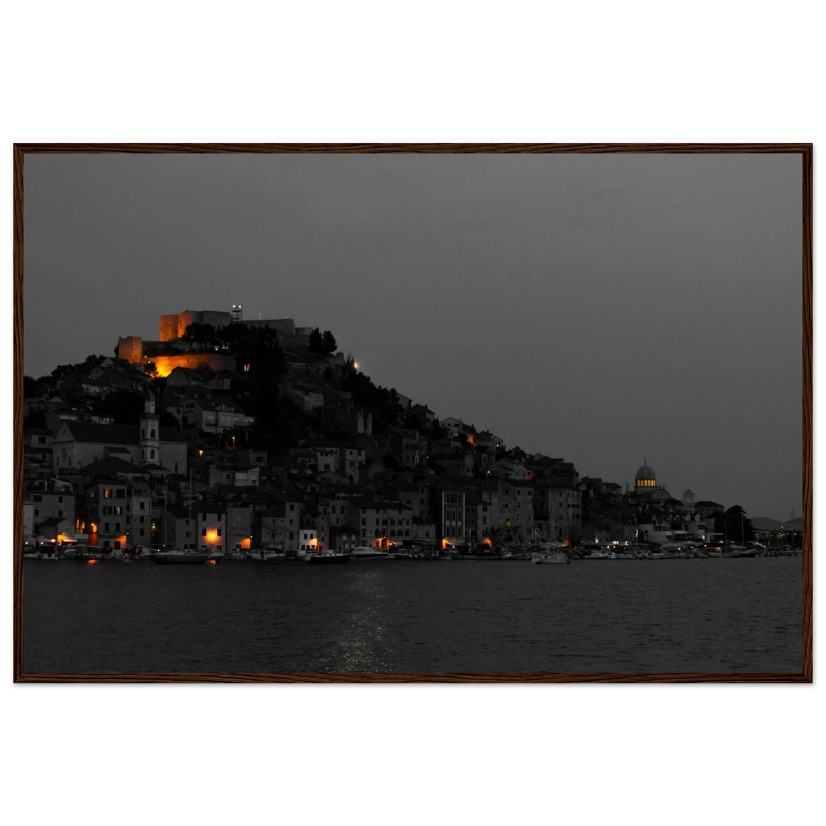 Spotlights – Abendpanorama von Šibenik, Kroatien als Fotodruck im Holzrahmen