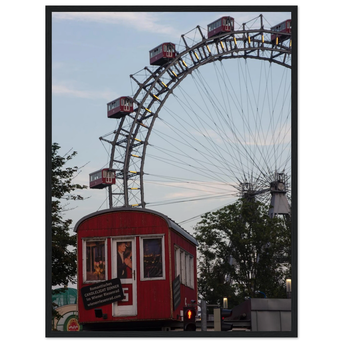 Prater Ferris Wheel – Wiener Riesenrad im Prater als Fotodruck im Holzrahmen