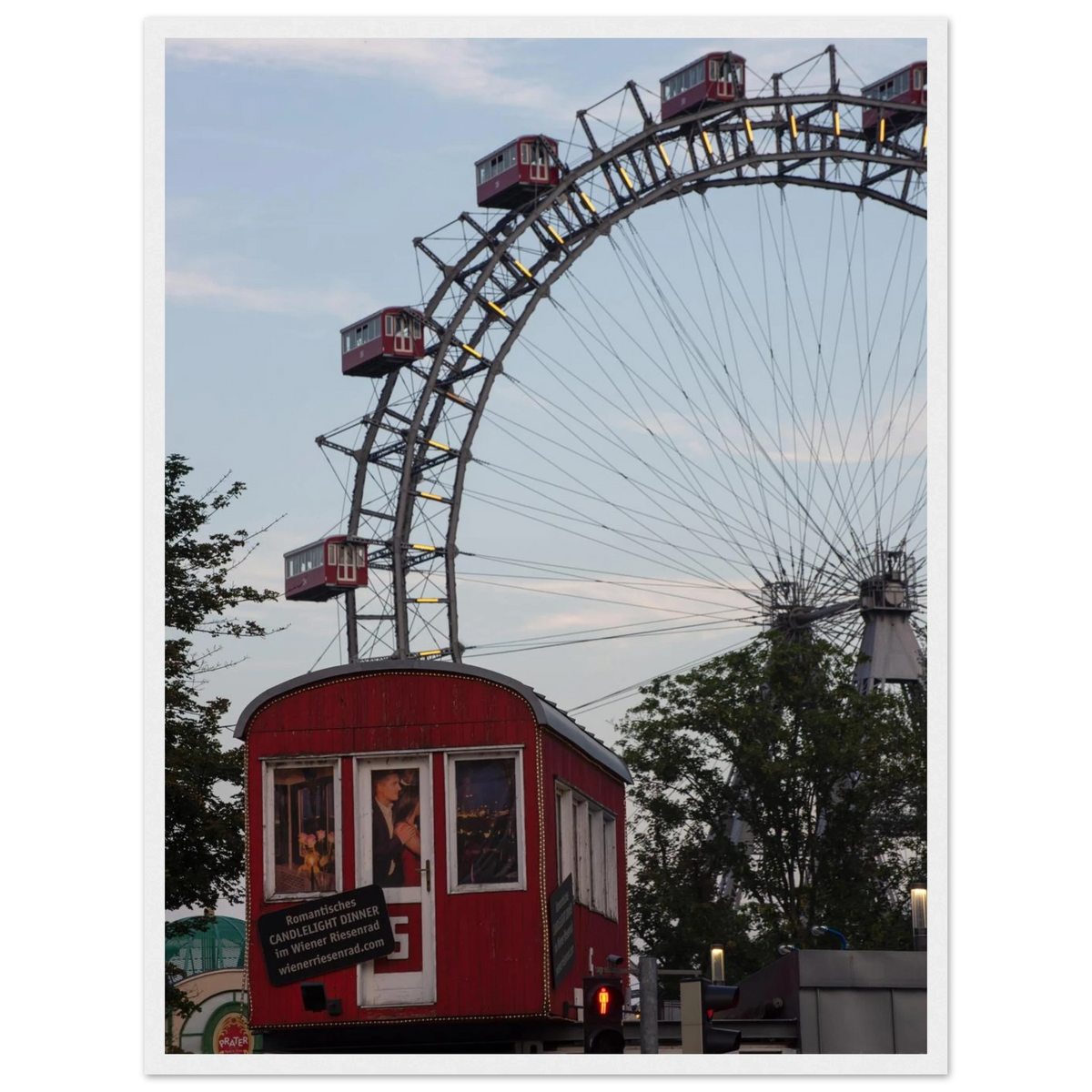 Prater Ferris Wheel – Wiener Riesenrad im Prater als Fotodruck im Holzrahmen