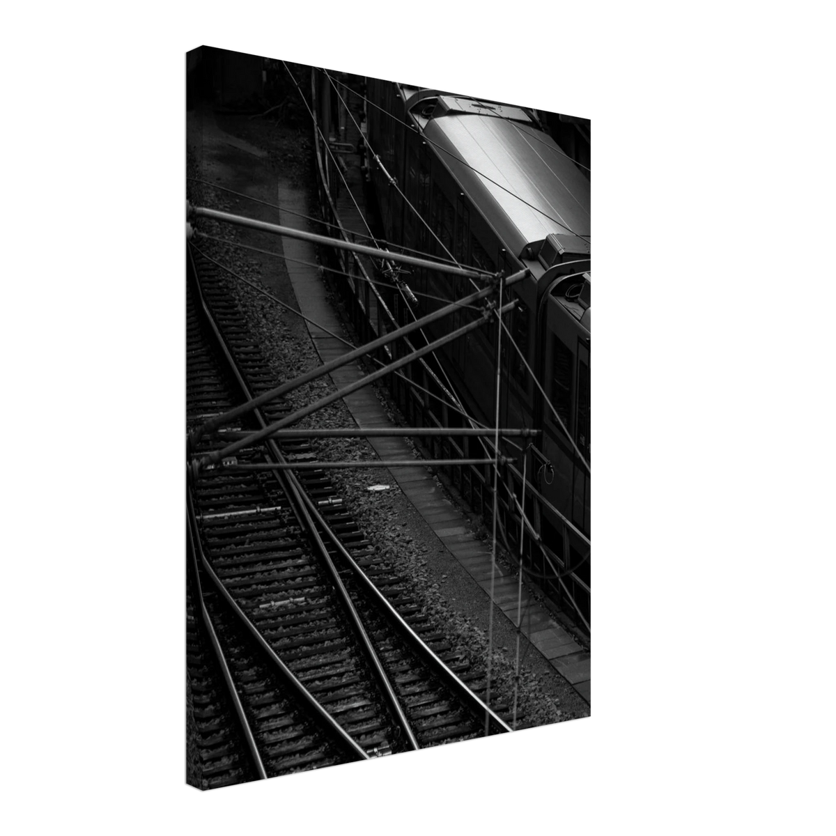 Underground Rush – Schwarz-Weiß-Luftbild einer U-Bahn als Leinwandbild