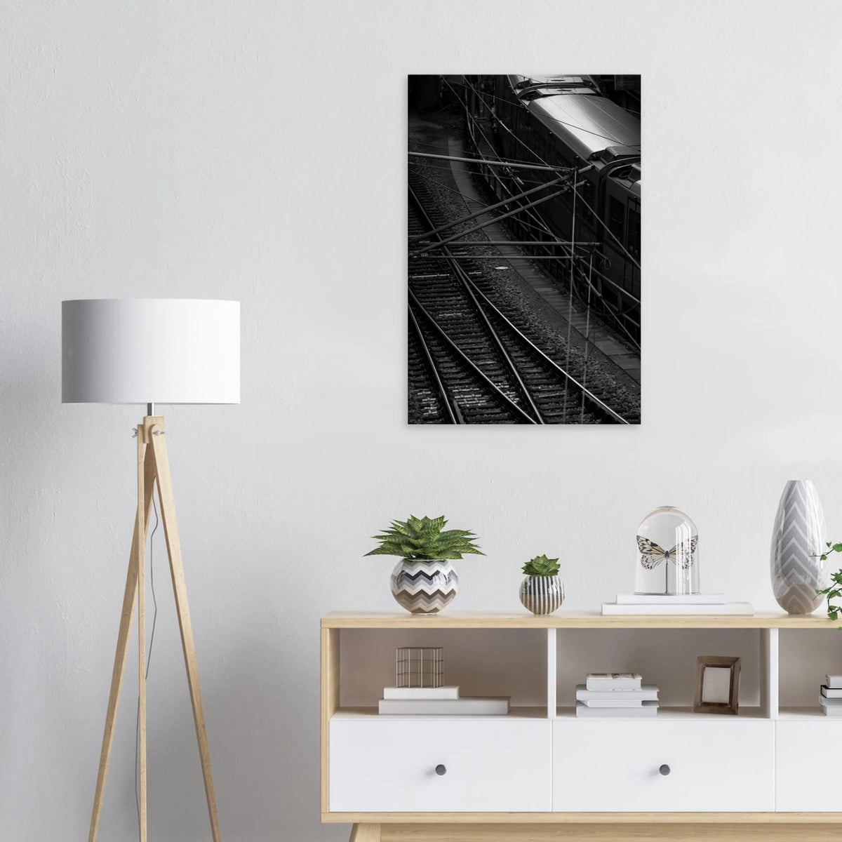 Underground Rush – Schwarz-Weiß-Luftbild einer U-Bahn als Wandbild im Wohnzimmer
