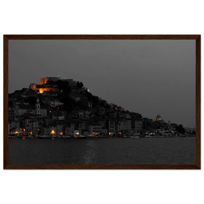 Spotlights – Abendpanorama von Šibenik, Kroatien als Fotodruck im Holzrahmen