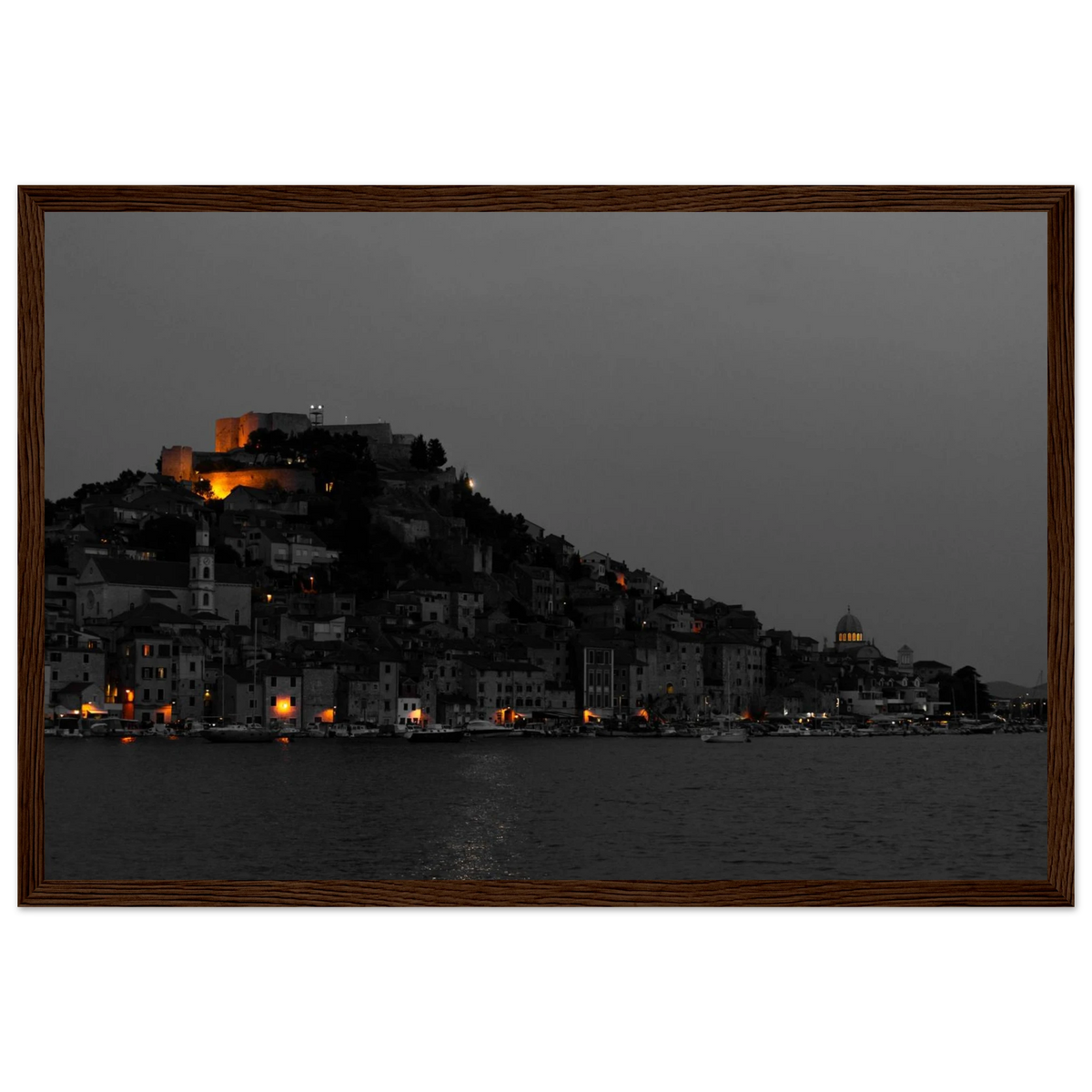 Spotlights – Abendpanorama von Šibenik, Kroatien als Fotodruck im Holzrahmen