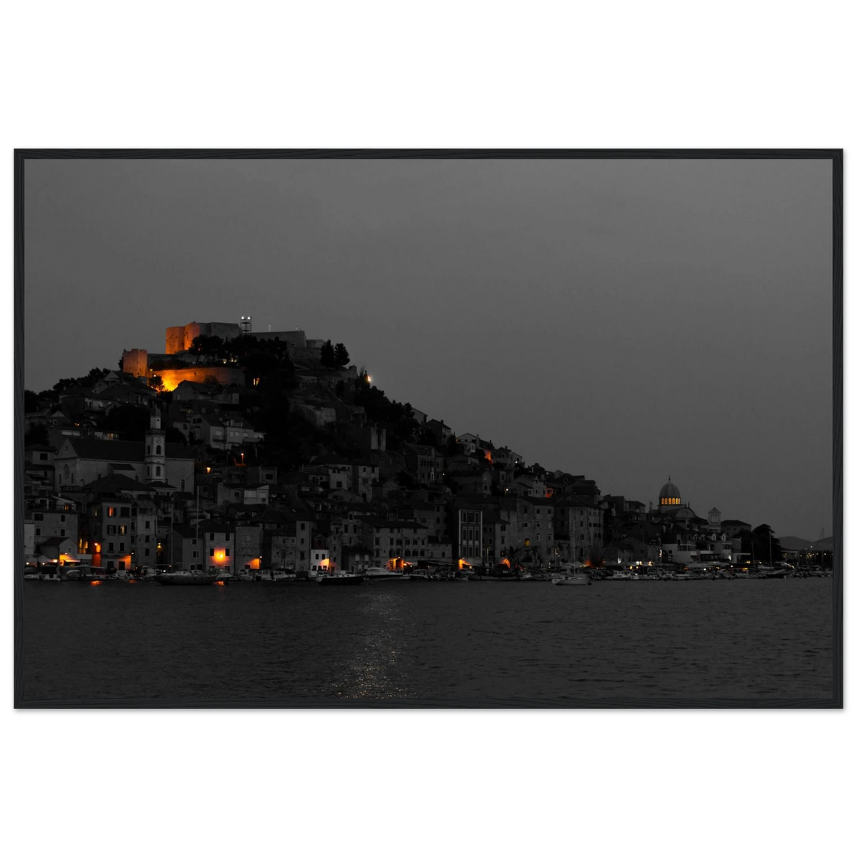 Spotlights – Abendpanorama von Šibenik, Kroatien als Fotodruck im Holzrahmen