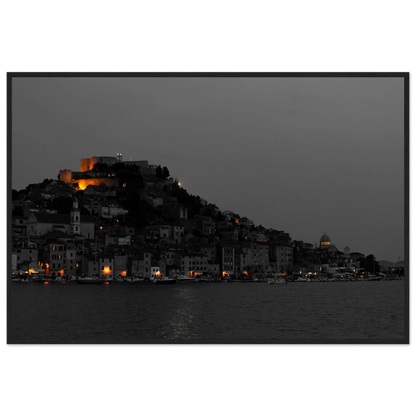 Spotlights – Abendpanorama von Šibenik, Kroatien als Fotodruck im Holzrahmen