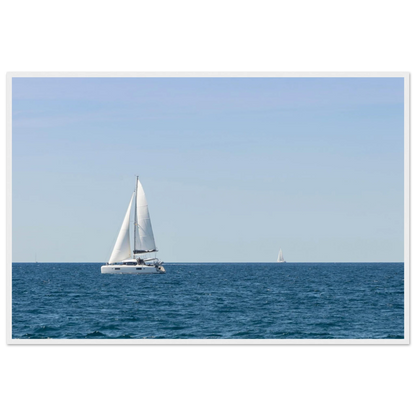 Sailing Boat – Segelboot am Horizont als Fotodruck im Holzrahmen
