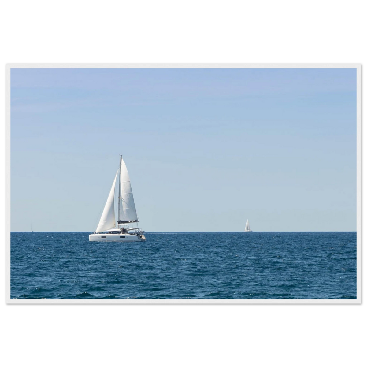 Sailing Boat – Segelboot am Horizont als Fotodruck im Holzrahmen