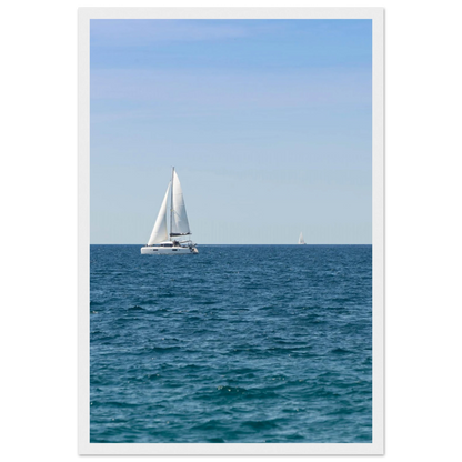 Sailing Boat – Segelboot am Horizont als Fotodruck im Holzrahmen