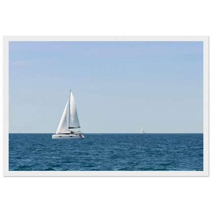 Sailing Boat – Segelboot am Horizont als Fotodruck im Holzrahmen