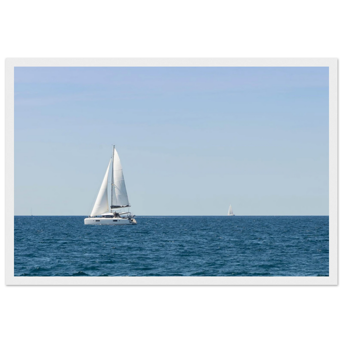 Sailing Boat – Segelboot am Horizont als Fotodruck im Holzrahmen