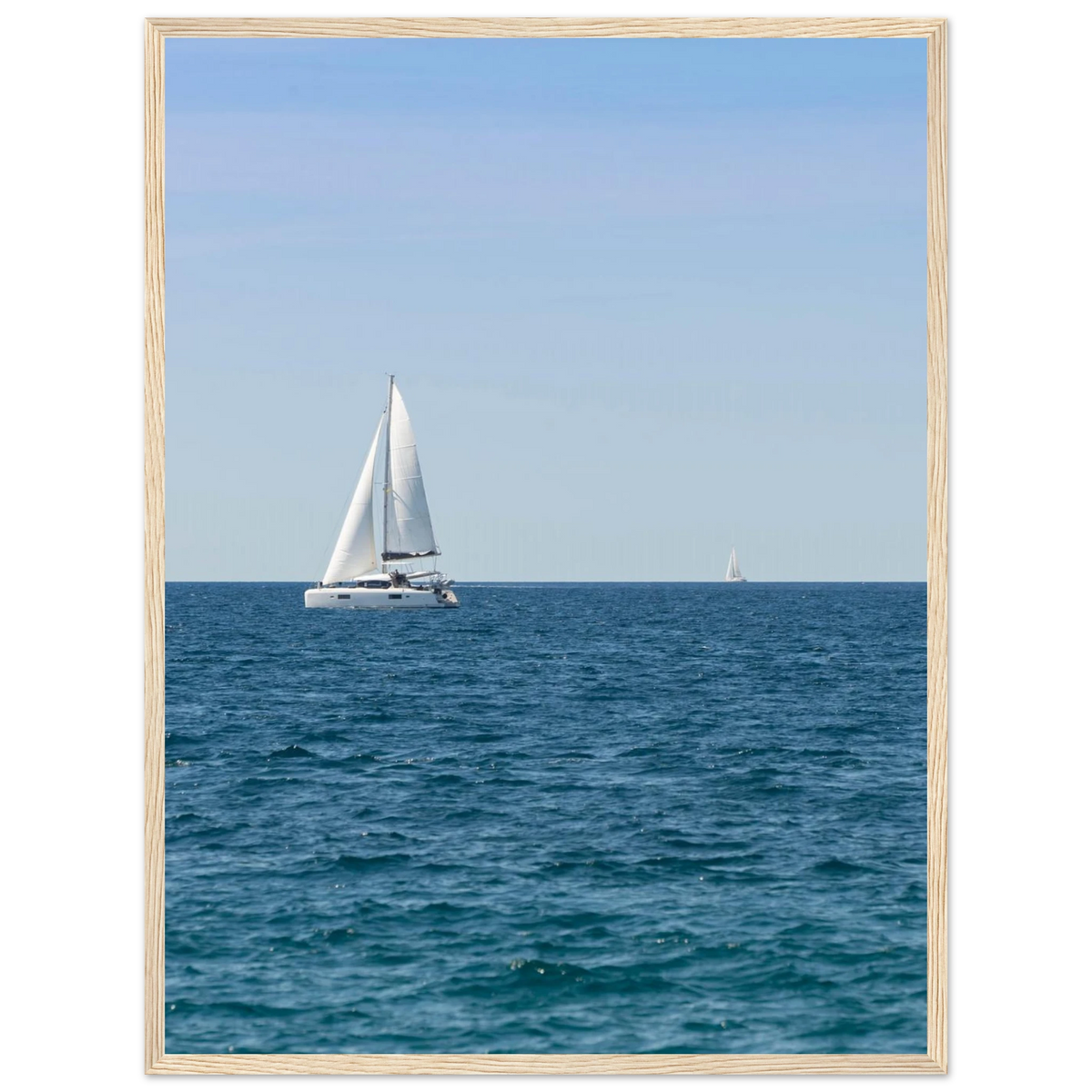 Sailing Boat – Segelboot am Horizont als Fotodruck im Holzrahmen