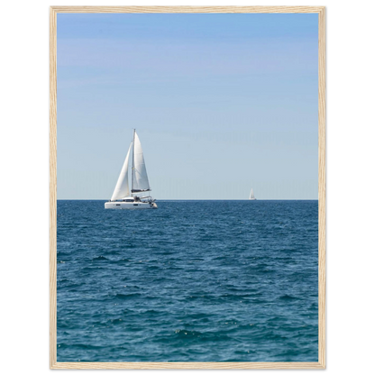 Sailing Boat – Segelboot am Horizont als Fotodruck im Holzrahmen