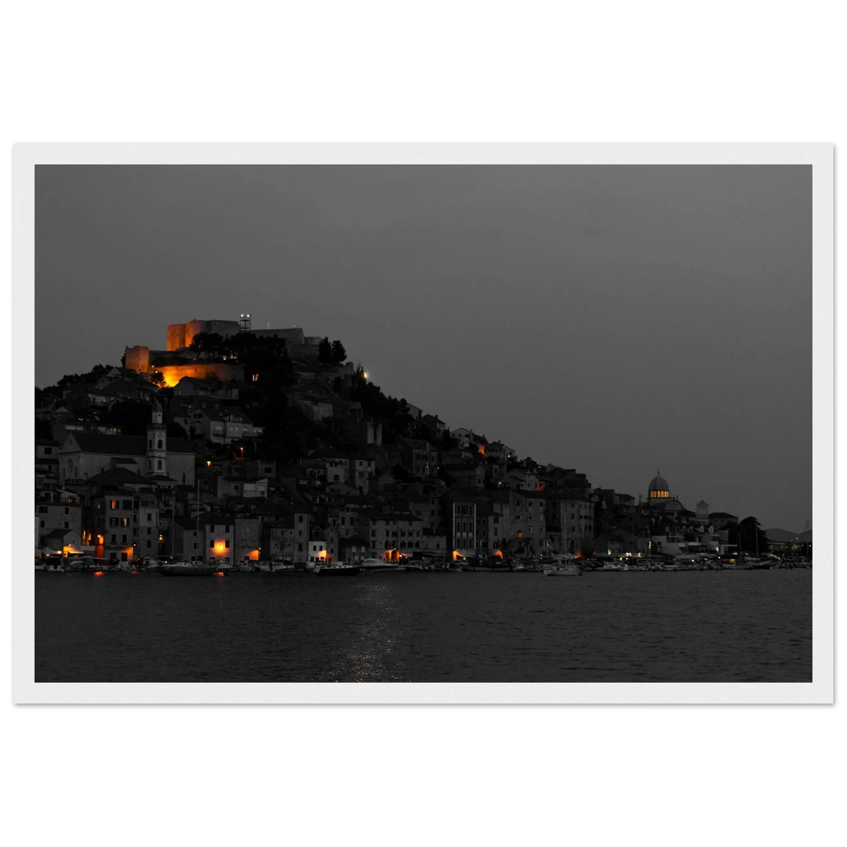 Spotlights – Abendpanorama von Šibenik, Kroatien als Fotodruck im Holzrahmen