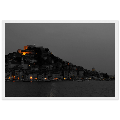 Spotlights – Abendpanorama von Šibenik, Kroatien als Fotodruck im Holzrahmen
