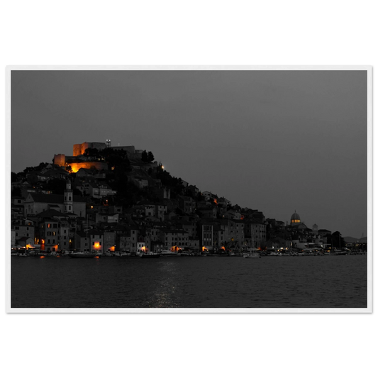 Spotlights – Abendpanorama von Šibenik, Kroatien als Fotodruck im Holzrahmen