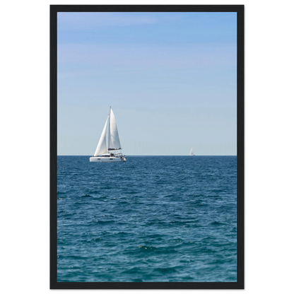 Sailing Boat – Segelboot am Horizont als Fotodruck im Holzrahmen