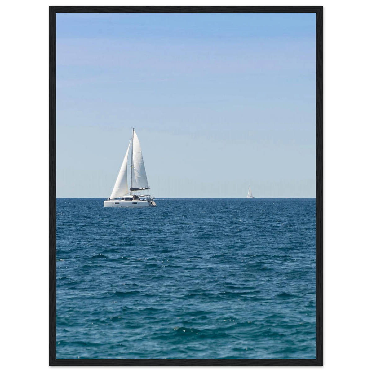 Sailing Boat – Segelboot am Horizont als Fotodruck im Holzrahmen