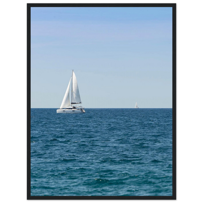 Sailing Boat – Segelboot am Horizont als Fotodruck im Holzrahmen