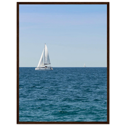 Sailing Boat – Segelboot am Horizont als Fotodruck im Holzrahmen