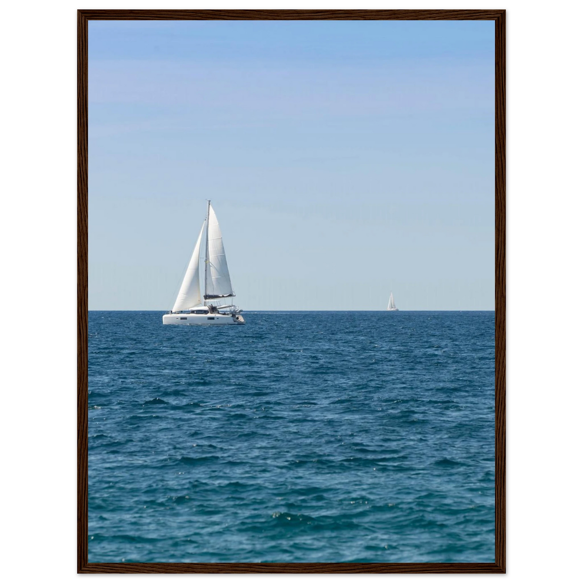 Sailing Boat – Segelboot am Horizont als Fotodruck im Holzrahmen