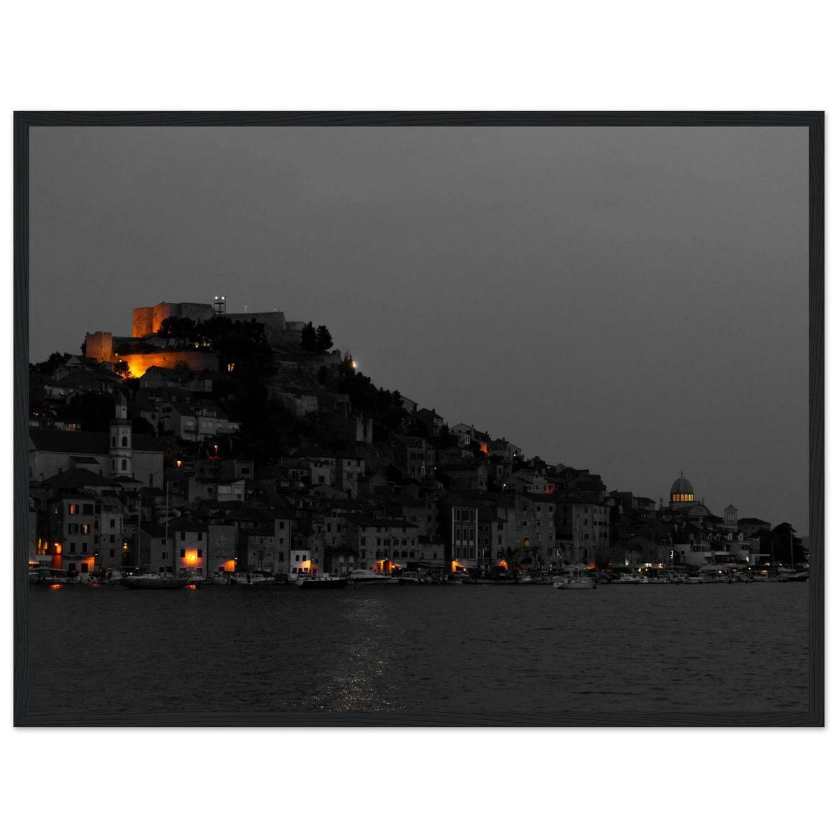 Spotlights – Abendpanorama von Šibenik, Kroatien als Fotodruck im Holzrahmen