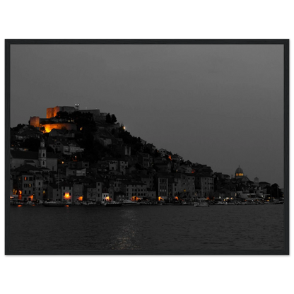 Spotlights – Abendpanorama von Šibenik, Kroatien als Fotodruck im Holzrahmen