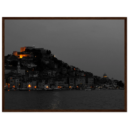 Spotlights – Abendpanorama von Šibenik, Kroatien als Fotodruck im Holzrahmen