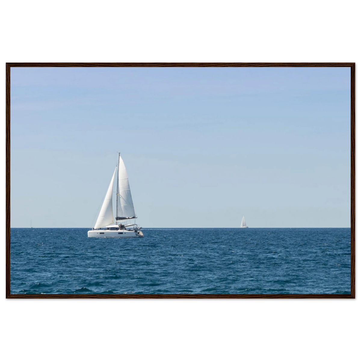 Sailing Boat – Segelboot am Horizont als Fotodruck im Holzrahmen
