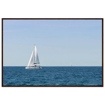 Sailing Boat – Segelboot am Horizont als Fotodruck im Holzrahmen