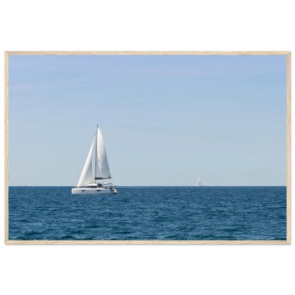 Sailing Boat – Segelboot am Horizont als Fotodruck im Holzrahmen