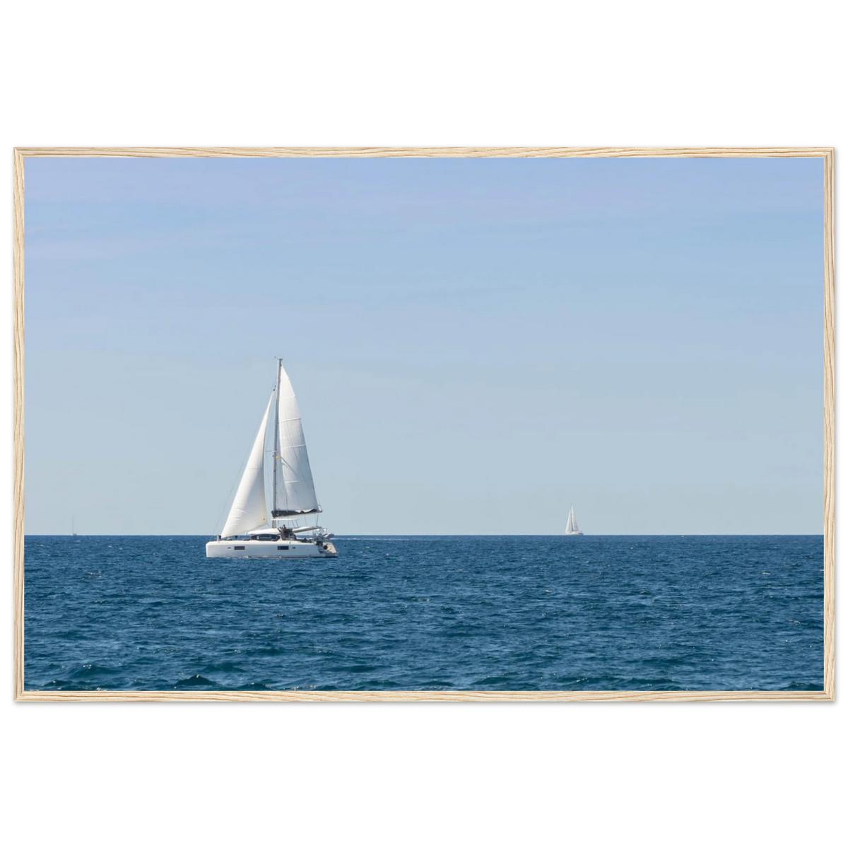 Sailing Boat – Segelboot am Horizont als Fotodruck im Holzrahmen