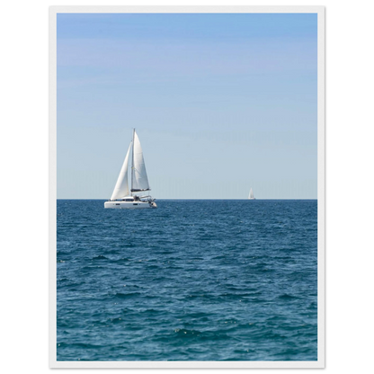 Sailing Boat – Segelboot am Horizont als Fotodruck im Holzrahmen