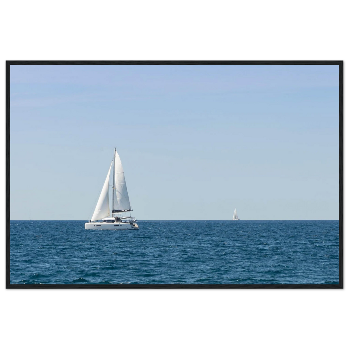 Sailing Boat – Segelboot am Horizont als Fotodruck im Holzrahmen