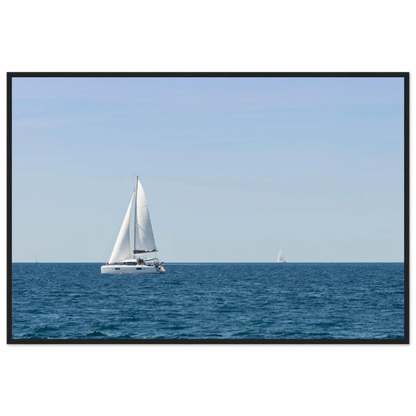 Sailing Boat – Segelboot am Horizont als Fotodruck im Holzrahmen