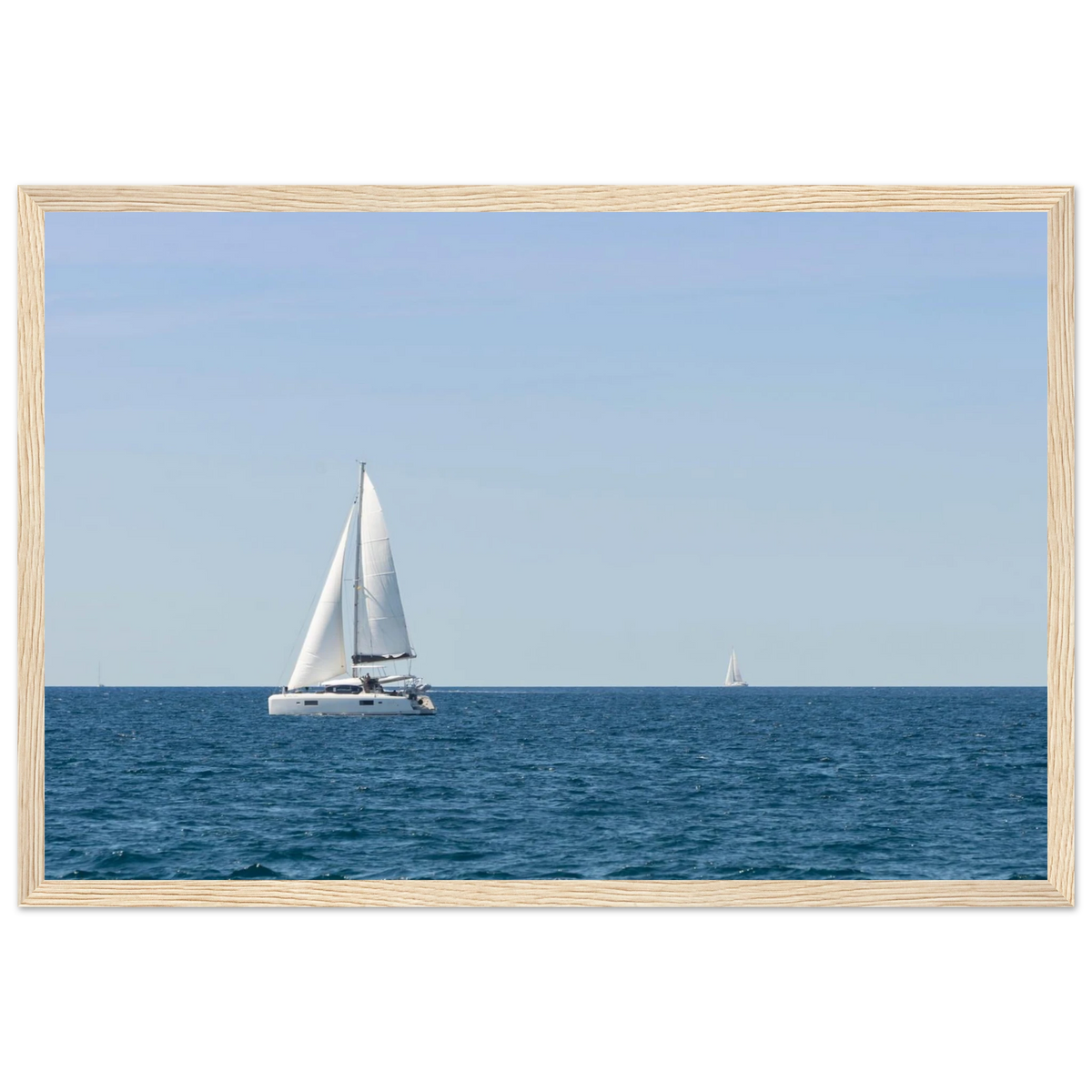 Sailing Boat – Segelboot am Horizont als Fotodruck im Holzrahmen