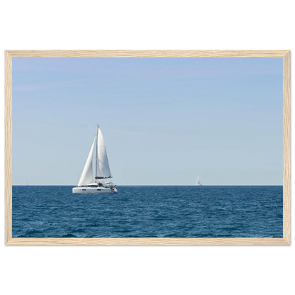 Sailing Boat – Segelboot am Horizont als Fotodruck im Holzrahmen
