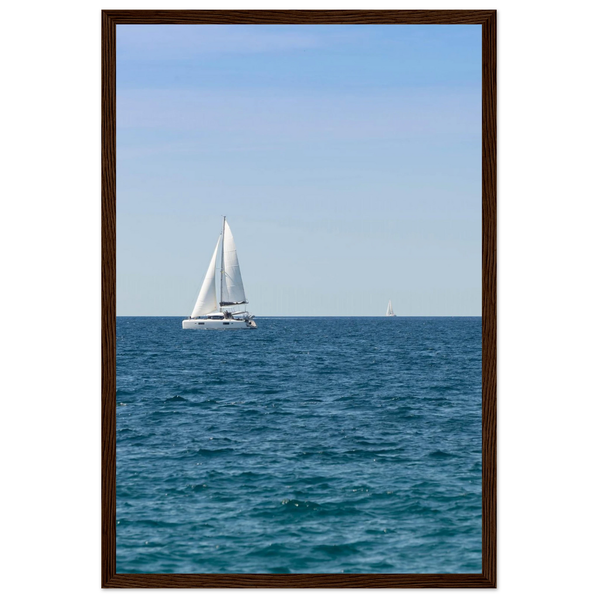 Sailing Boat – Segelboot am Horizont als Fotodruck im Holzrahmen
