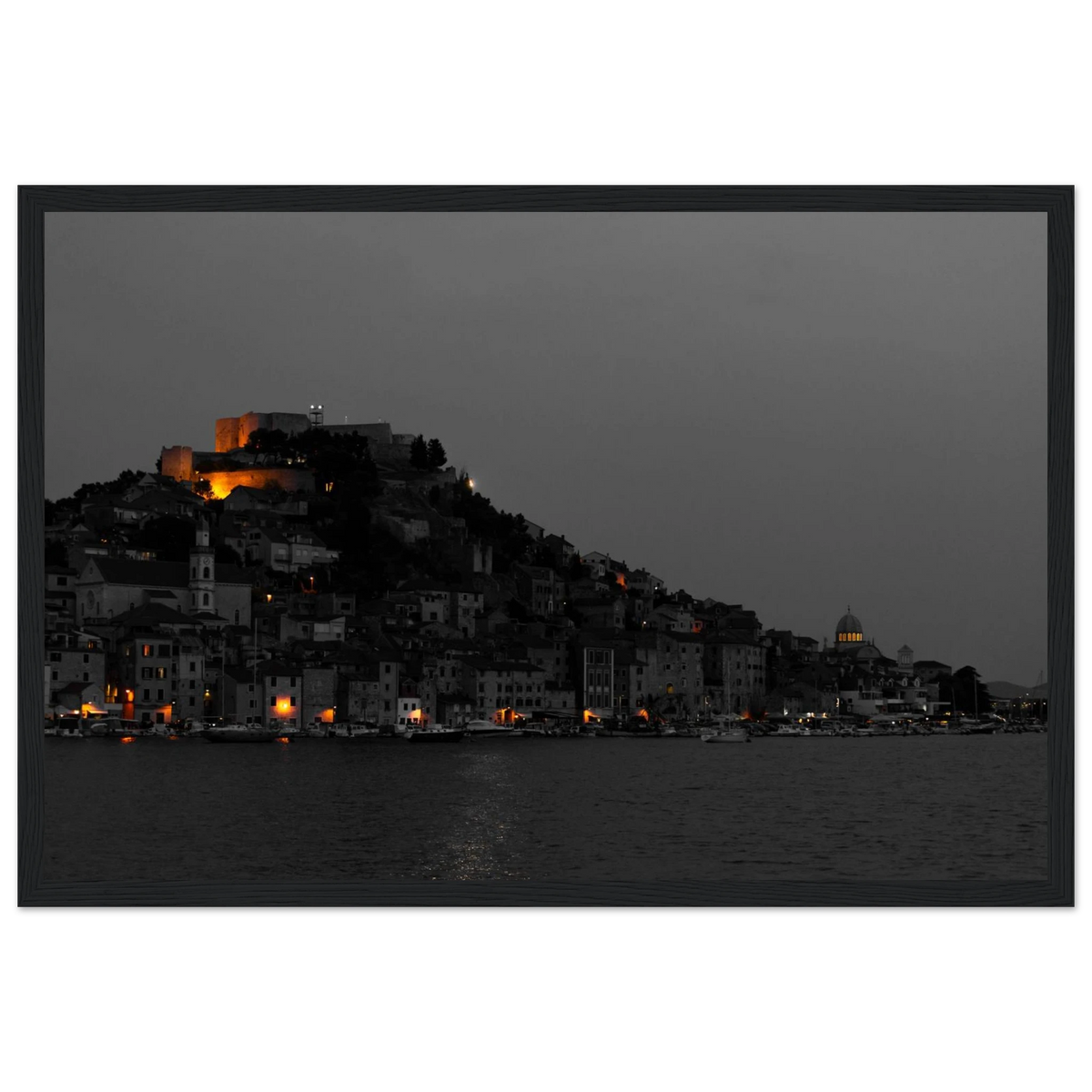 Spotlights – Abendpanorama von Šibenik, Kroatien als Fotodruck im Holzrahmen
