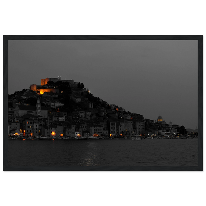 Spotlights – Abendpanorama von Šibenik, Kroatien als Fotodruck im Holzrahmen