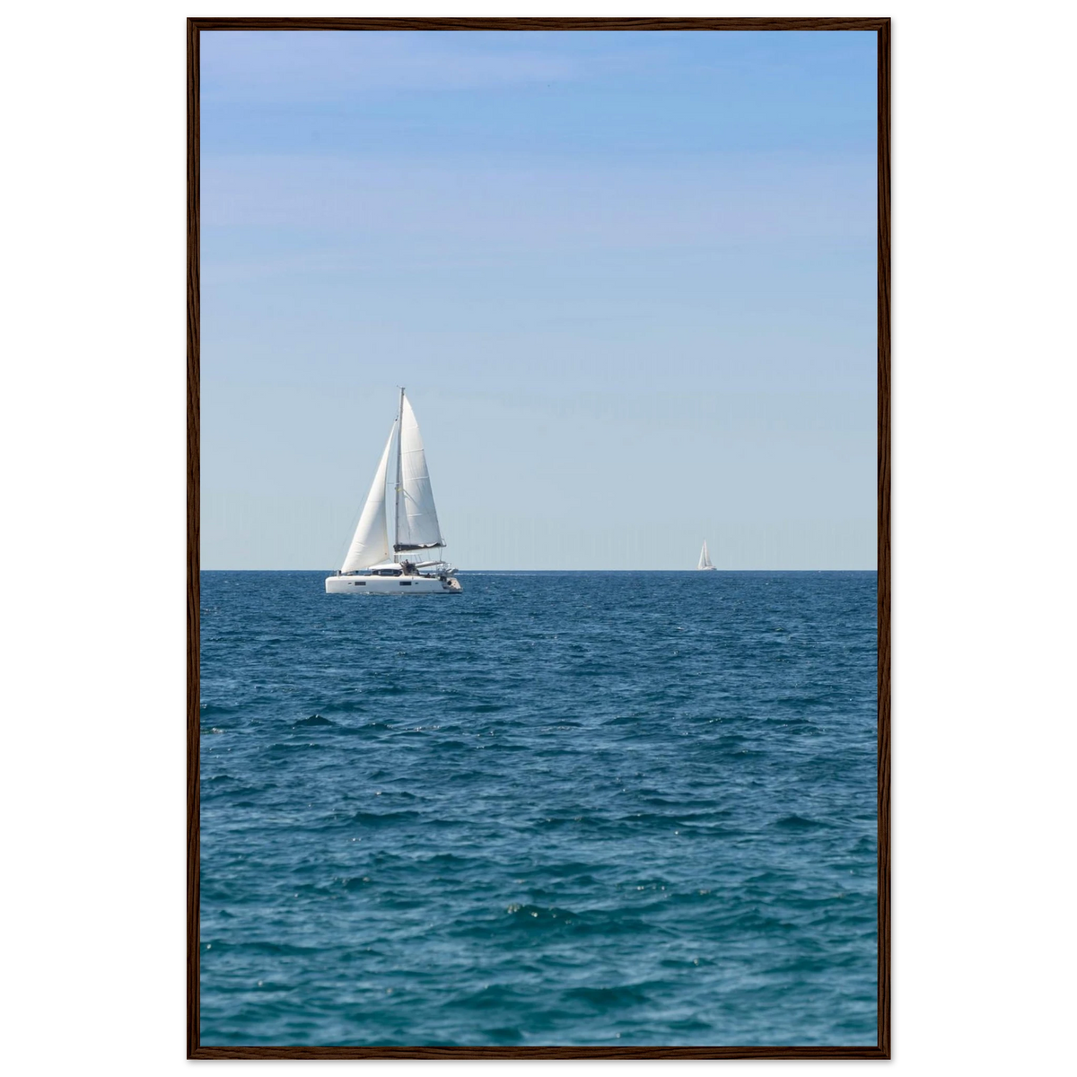Sailing Boat – Segelboot am Horizont als Fotodruck im Holzrahmen