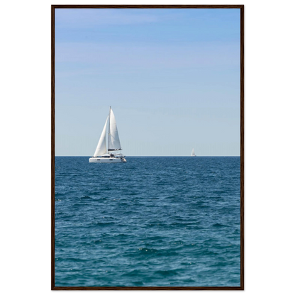 Sailing Boat – Segelboot am Horizont als Fotodruck im Holzrahmen