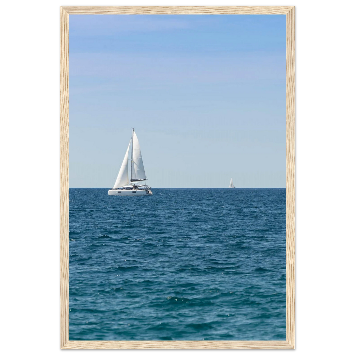 Sailing Boat – Segelboot am Horizont als Fotodruck im Holzrahmen
