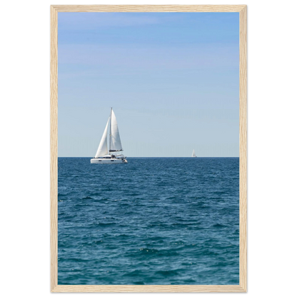 Sailing Boat – Segelboot am Horizont als Fotodruck im Holzrahmen