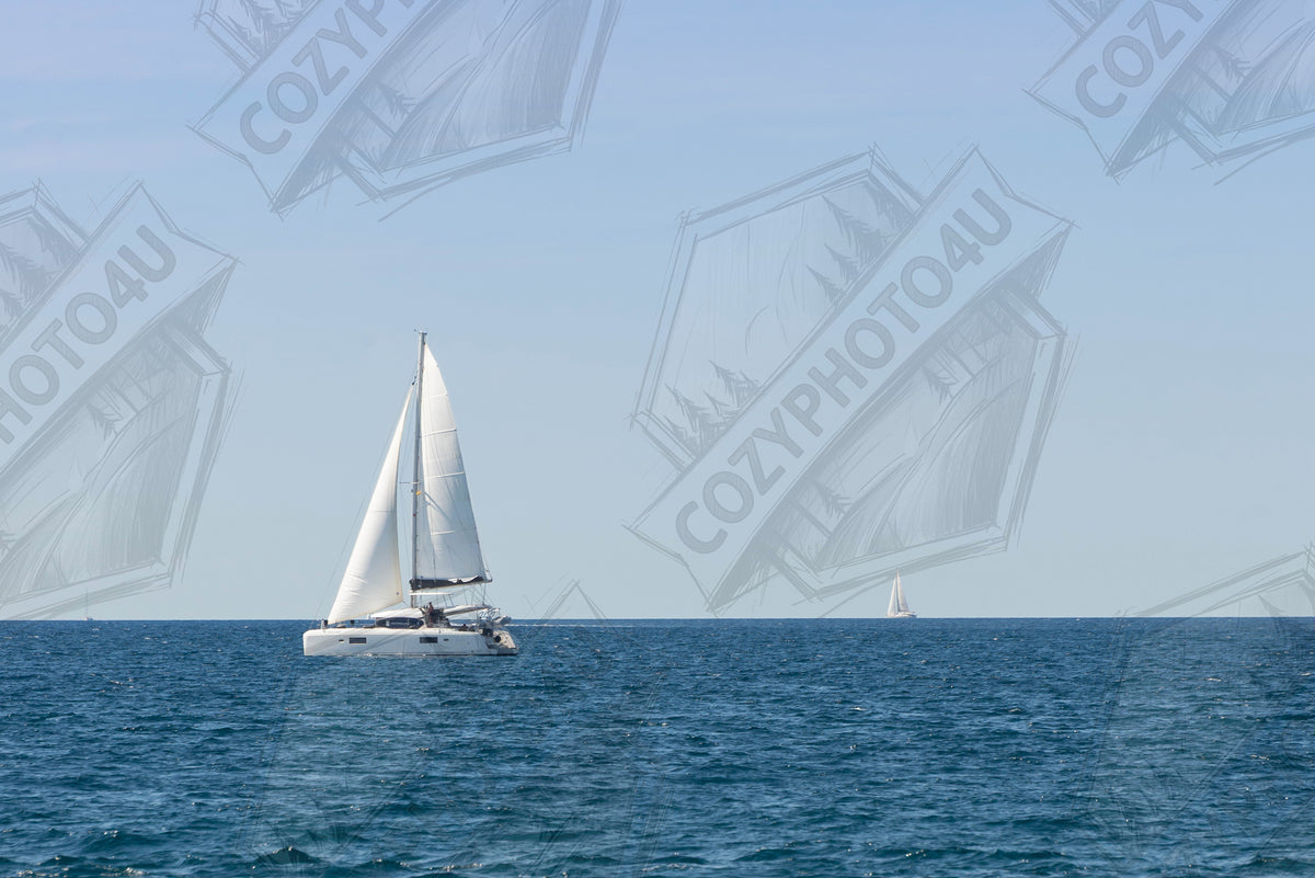 Sailing Boat (Horizontal) – Segelboot am Horizont als hochauflösender digitaler Foto-Download